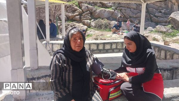 خدمات‌رسانی تیم سحر جمعیت هلال احمر فارسان در منطقه گردشگری پیرغار