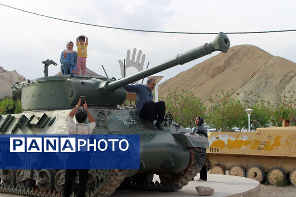 حضور گردشگران روز طبیعت در محوطه باغ‌موزه دفاع مقدس قم