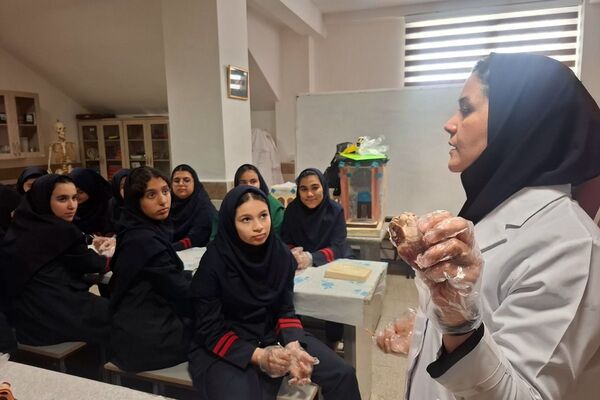 کارگاه تشریح قلب برای دانش آموزان فرزانگان شهرستان ملارد