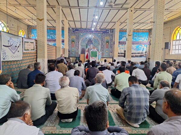 برپایی میز خدمت ادارات شهرستان حاجی آباد در نماز جمعه به‌مناسبت هفته دولت