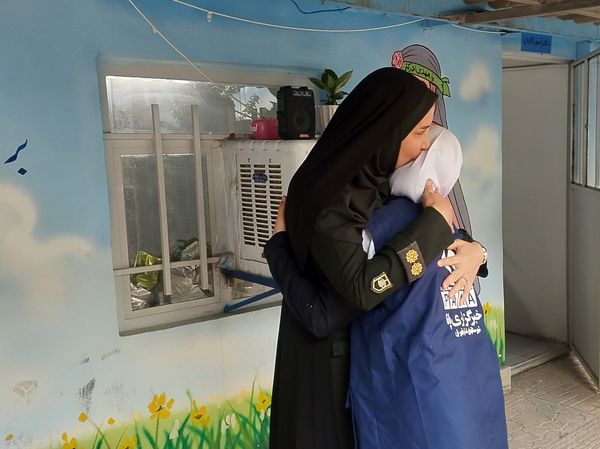 حضور مامور نیروی انتظامی در مدرسه و گفتگوی صمیمی با دانش آموزان و آگاهی بخشی درمورد مسائل امنیتی 