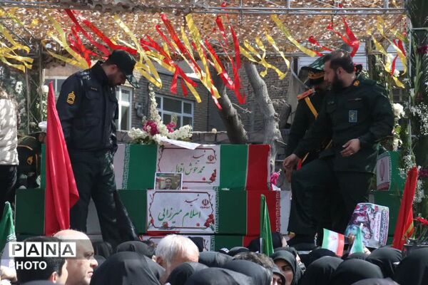  حلما با عروسک‌ها سوگ خانواده شهیدش را در آغوش کشید