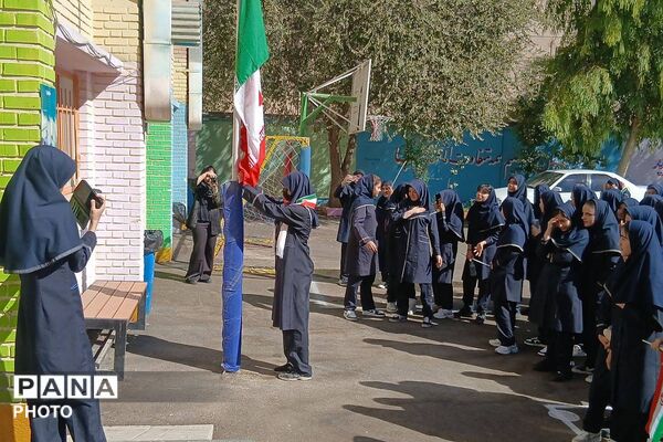 اقامه نماز، محفل انس با قرآن و به صدا در آمدن زنگ مهر و ایثار در مدارس شهرری 