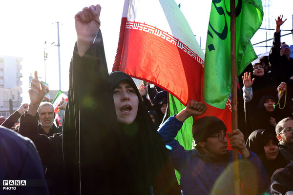 تجمع سوگواران رهبر شهید انقلاب در مقابل دانشگاه تهران