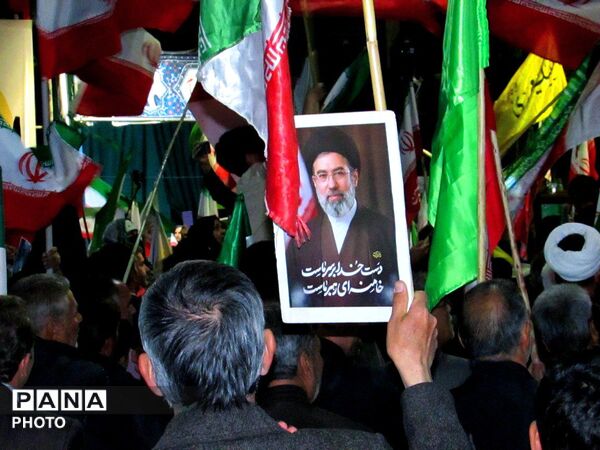 احساسات و سخنان مردم کاشمر بر روی دستان گرفته شد