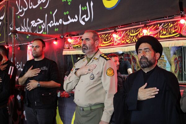 دانش‌آموزان در موکب دانش‌آموزی عشاق‌الحسین از زائرین کربلای معلی پذیرایی کردند