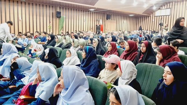 مراسم تجلیل از دانش‌آموزان ممتاز مدارس شاهد استان البرز
