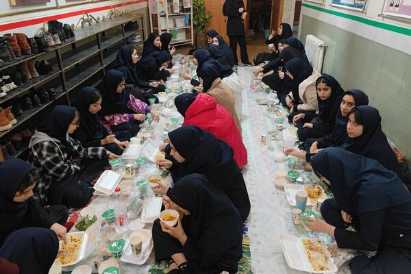 برگزاری سفره افطاری به مناسبت ماه مبارک رمضان در مدارس ناحیه دو شهرری 