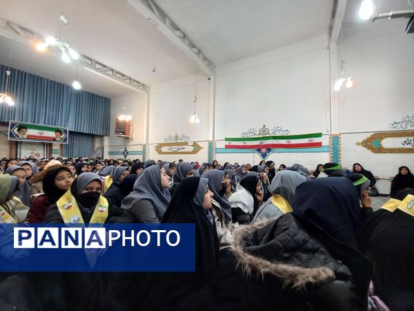 استقبال گرم دانش آموزان از پیکر شهید گمنام در دبیرستان امجدی یک ناحیه ۵ 