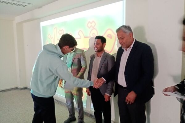 جشن تقدیر از دانش‌آموزان برتر دبیرستان علی‌سایانی فین