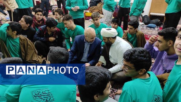 حضور رئیس مجلس شورای اسلامی در بین نوجوانان معتکف