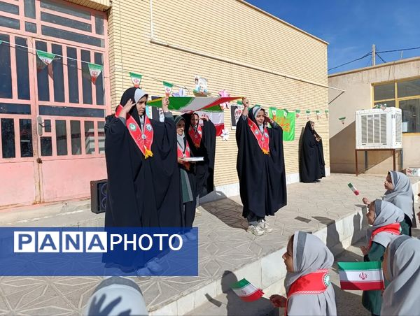 طنین زنگ انقلاب دردبستان خدیجه کبری ابرکوه  