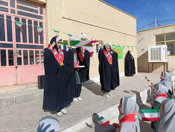 طنین زنگ انقلاب دردبستان خدیجه کبری ابرکوه  