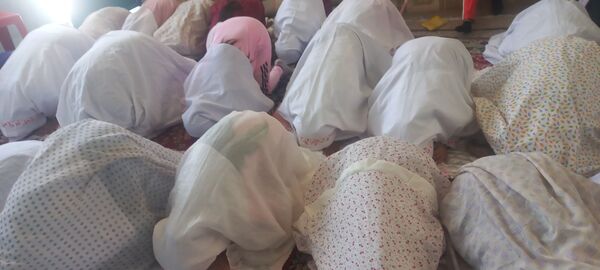 حضور پرشور دانش‌آموزان پایه چهارم دبستان شهید تنیده در نماز جماعت
