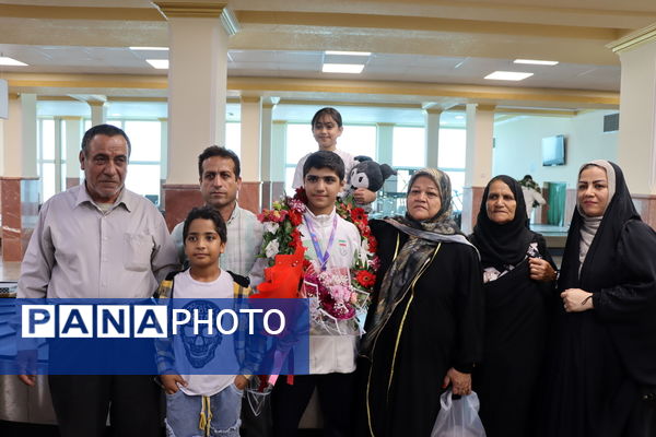 مراسم استقبال از دانش‌آموزان مدال‌آور و افتخارآفرینان المپیک دانش‌آموزی صربستان در فرودگاه بین المللی بوشهر 