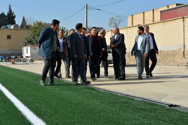بازدید مدیران‌کل آموزش و پرورش و سازمان نوسازی مدارس استان تهران از زمین چمن روستای اورین