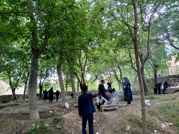 بازدید دانش‌آموزان جعفرآباد از کارگاه گلاب‌گیری روستای «بنابر»