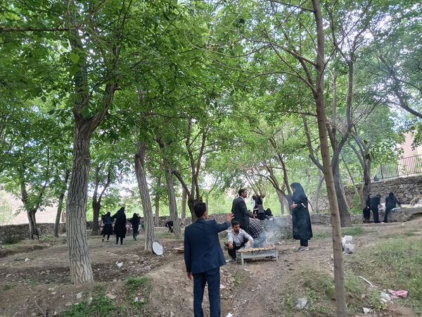 بازدید دانش‌آموزان جعفرآباد از کارگاه گلاب‌گیری روستای «بنابر»