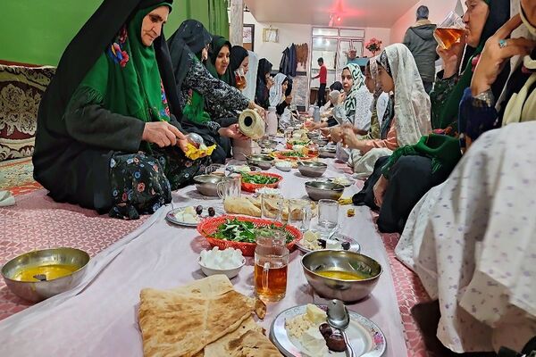 اعتکاف دانش‌آموزی در مسجد جامع شهر بار نیشابور 