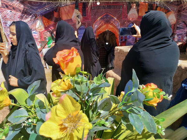 نمایشگاه غنچه‌های خونین در روستای باقرآباد