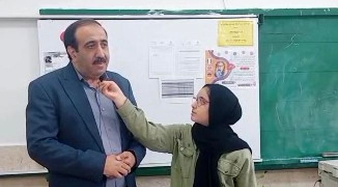 بازدید مدیر آموزش و پرورش خمینی‌شهر از دبستان استقلال در راستای اجرای پروژه مهر و نهضت عدالت آموزشی