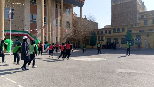  تجدید بیعت با ایستادگی در دبیرستان دخترانه ذبیح الله هوشیار