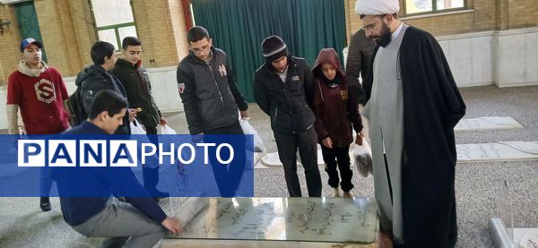 حضور دانش‌آموزان دبیرستان‌شهید بابایی در مراسمات ۱۲ بهمن