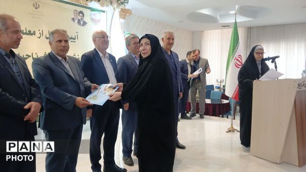 تجلیل از معلمان نمونه ناحیه ۵ تبریز با حضور رئیس کمیسیون آموزش مجلس