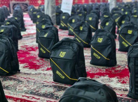 توزیع ۵۰۰ بسته نوشت‌افزار در بستان آباد و شادی دانش آموزان به بزرگی دنیا