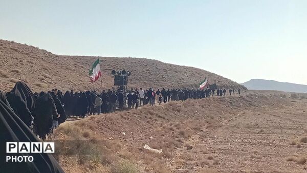 کاروان پیاده روی مردم روستای خاوه و جاماندگان کربلا در روز اربعین حسینی به سمت کربلای ایران 