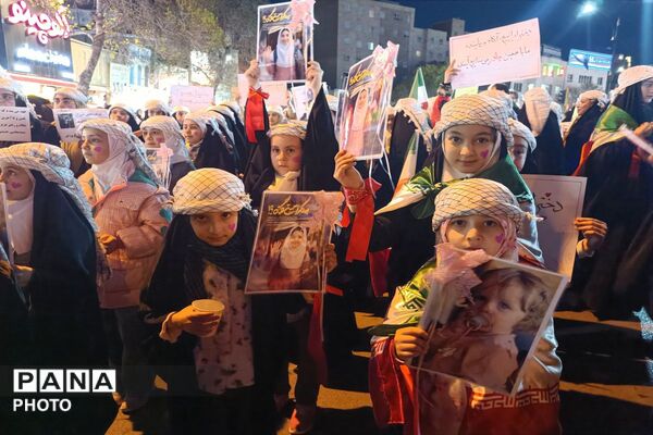 حضور دانش‌آموزان و نوجوانان در راهپیمایی شبانه اردبیل