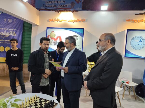 بازدید عضو شورای اسلامی شهر مشهد مقدس از غرفه منطقه ۱۰ شهرداری در بوستان ملت
