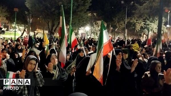 میدان با شما و خیابان ها با ما