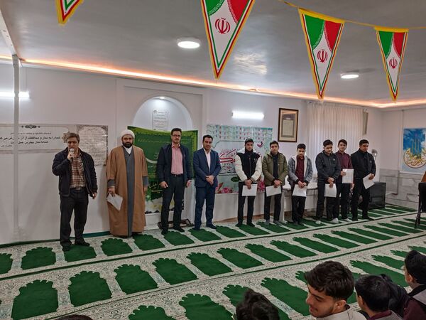 تجلیل از اعضای فعال بسیج دبیرستان نمونه آیت‌الله خامنه‌ای کاشمر