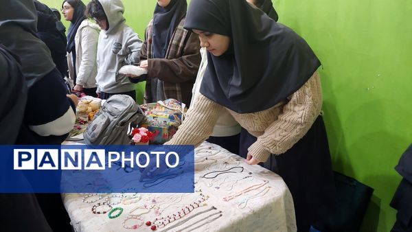  برگزاری بازارچه کسب‌و‌کار  در دبیرستان فرزانگان یک