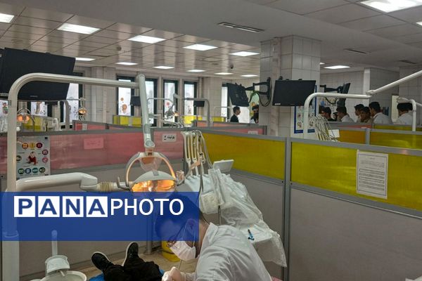 بازدید دانش‌آموزان دبیرستان شهدای علم‌ و فناوری بهارستان دو از دانشکده دندانپزشکی تهران 