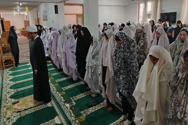 اقامه نماز جماعت ظهر و عصردر دبیرستان شهید مجید دهنوی 