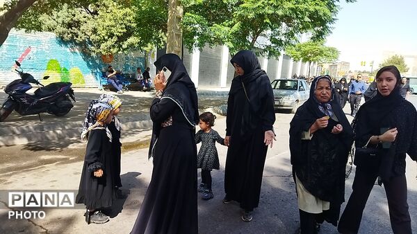 عاشقان حسینی ( ع) به یاد پیاده روی اربعین در نیشابور پیاده روی کردند-۱