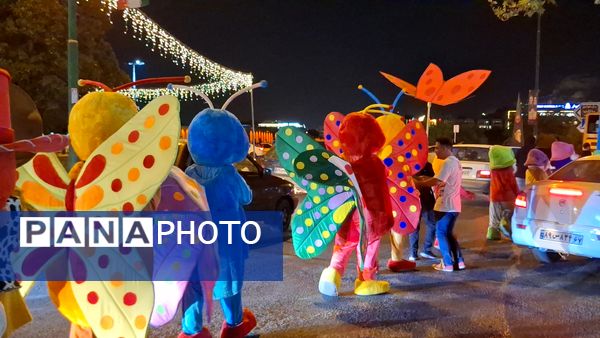 کارناوال عروسکی جشنواره فیلم‌های کودکان و نوجوانان در چهارباغ اصفهان 