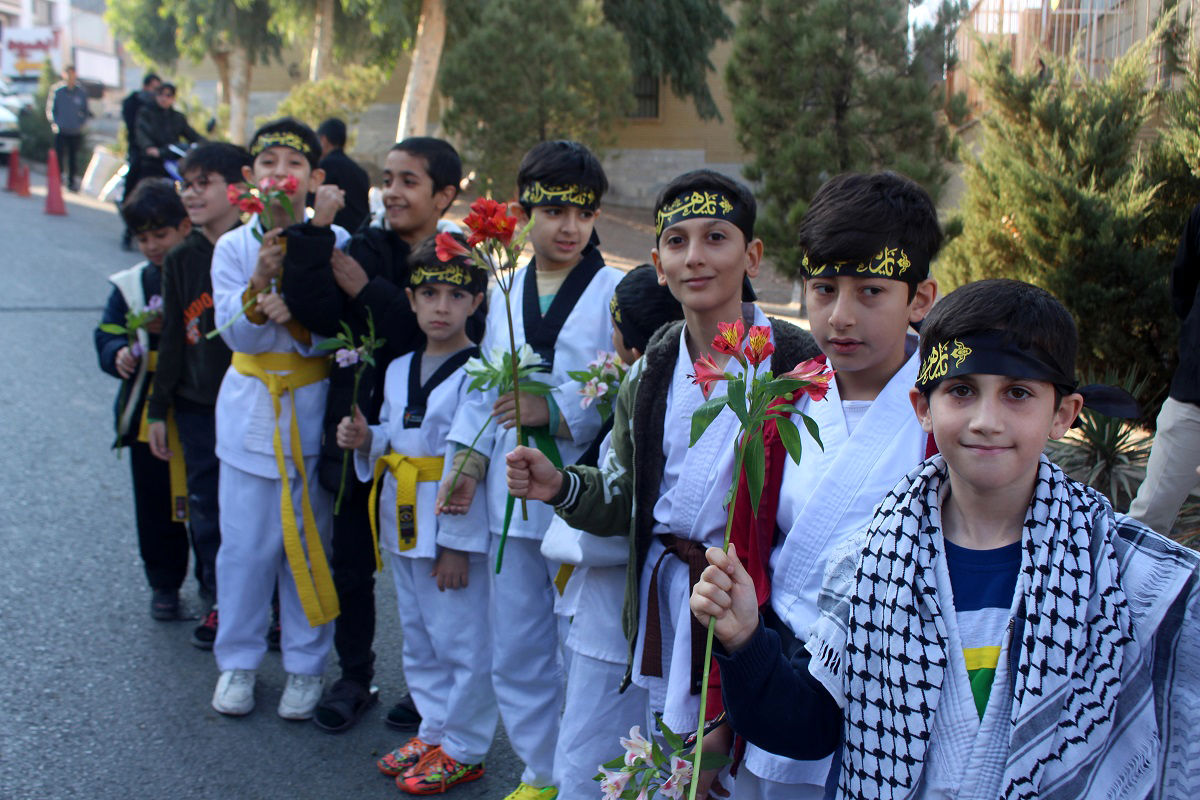 جلوه‌هایی از حضور نوجوانان در مراسم تشییع و خاکسپاری شهدای گمنام