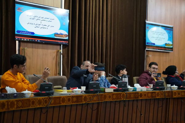 نشست مدیرکل آموزش و‌ پرورش استان اصفهان با نمایندگان شورای دانش‌آموزی و مجلس دانش‌آموزی استان 