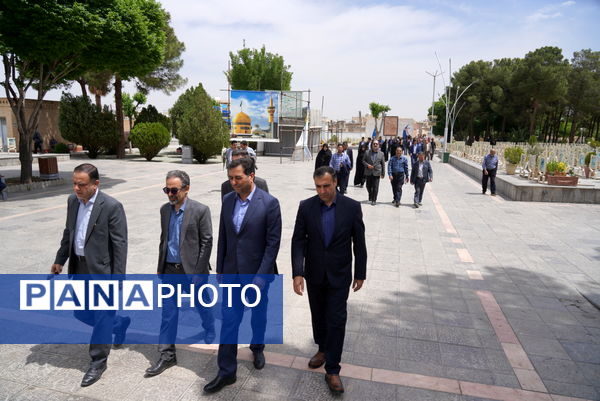 مراسم عطرافشانی قبور مطهر شهدا باحضور مدیرکل آموزش‌وپرورش استان اصفهان