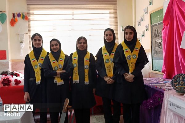 نمایشگاه کار و فناوری در دبیرستان نشاط بهارستان‌دو