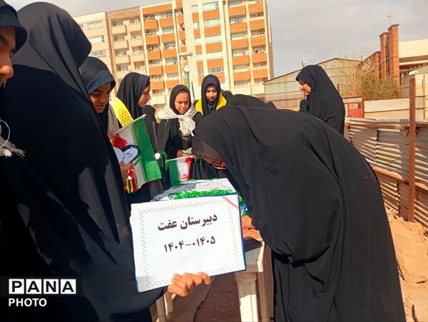 دانش‌آموزان دبیرستان عفت در کاشت ۱۰۰۰ درخت شریک شدند