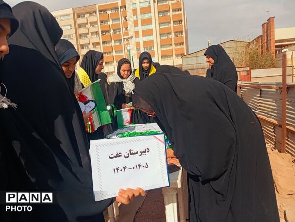 دانش‌آموزان دبیرستان عفت در کاشت ۱۰۰۰ درخت شریک شدند