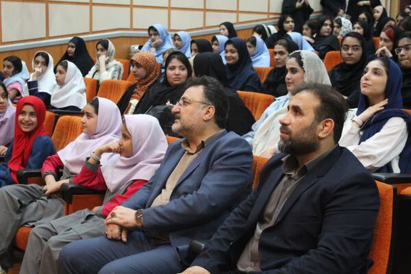 تقدیر از برگزیدگان جشنواره فرهنگی و هنری فردا در ساری 