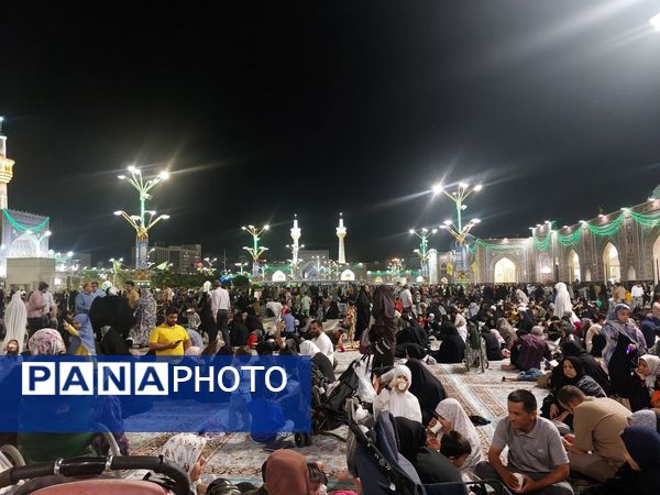 شکوه و سرور در بارگاه منور رضوی در شب ولادت پیامبر اعظم(ص)