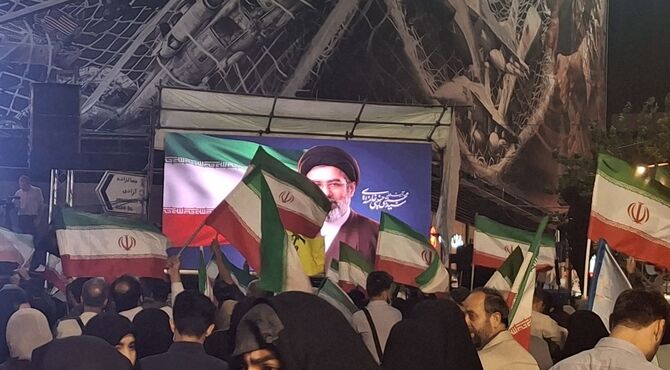 همراهی مردم در شب های همدلی؛ اینبار در میدان انقلاب