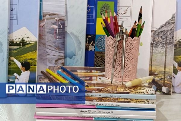 دبیرستان دخترانه بعثت۲ شهرک وایین در تدارک پروژه مهر با توزیع کتاب و لباس فرم