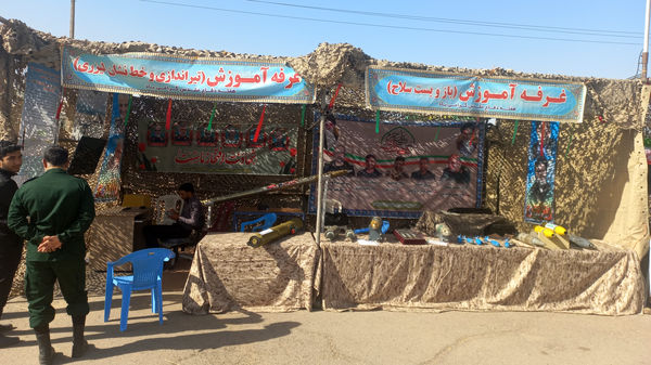 نمایشگاه هفته دفاع مقدس در مجتمع فرهنگی و ورزشی فجر نیشابور